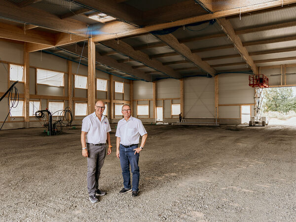 Geschäftsführer Mike Lorenz und Bürgermeister Gerald Helfrich im Rohbau des neuen Firmengebäudes